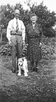 John Frederick and Susan Sumner in the garden of 'Surene' | Surene Collection, Pamela-Jeanetta Bird Gaines