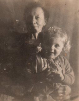 Nana (Mabel Cook) and Bobbie Barnes at 'Dormador' Vicarage Hill 1944 | Bobbie Barnes Jones